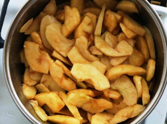 õunte karamelliseerimine pannil